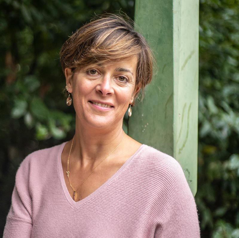 Delphine sophrologue chez Zenora spécialiste du bien-être en entreprise sur Rennes et sur le département d'Ille et Vilaine