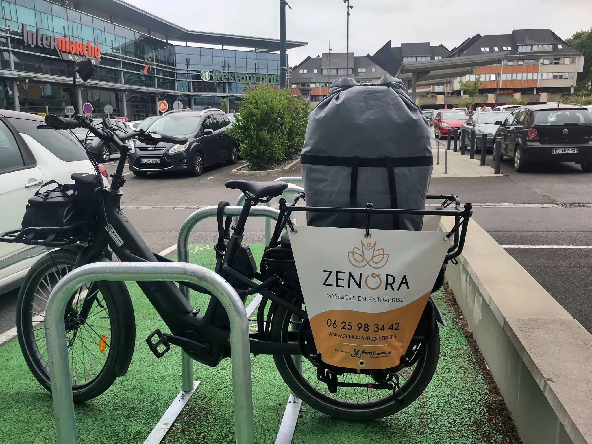 Zenora se déplace à vélo pour effectuer les massages assis 